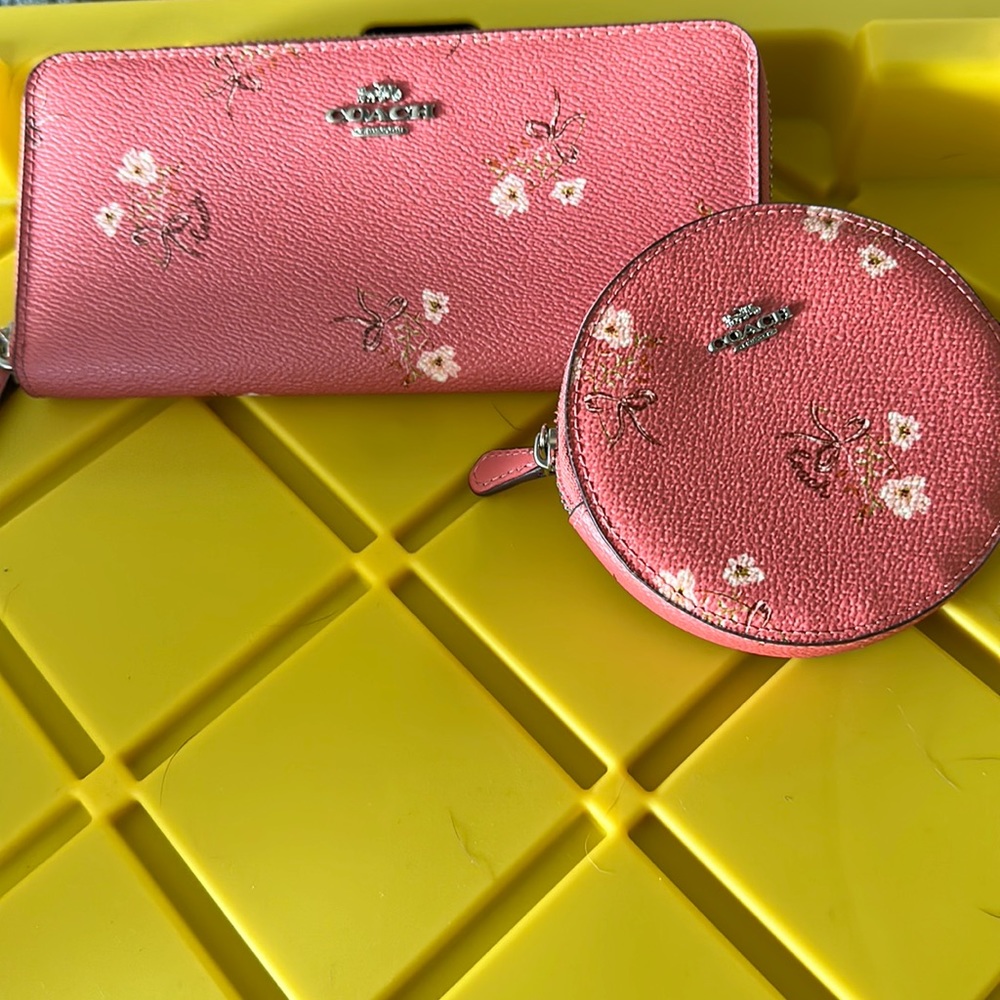 Coach coin purse and wallet pink in like new condition zippers all work